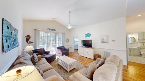 Pawleys Island House | Elegant Four Bedroom Golf Villa with Scenic Views & Pool