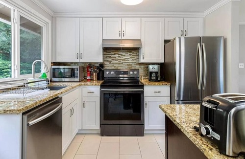 Kent House | Modern Four Bedroom House with Kitchen & Family-Friendly Amenities