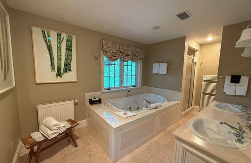 Newfane Bed & Breakfast | Inviting Four Columns Inn: Family-Friendly Stay with Breakfast