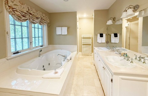 Newfane Bed & Breakfast | Inviting Four Columns Inn: Family-Friendly Stay with Breakfast