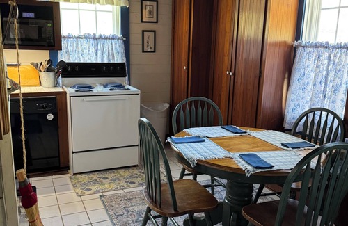 Napoleonville Cabin | Experience the Four Cypress Acadian Cabin - Perfect Getaway