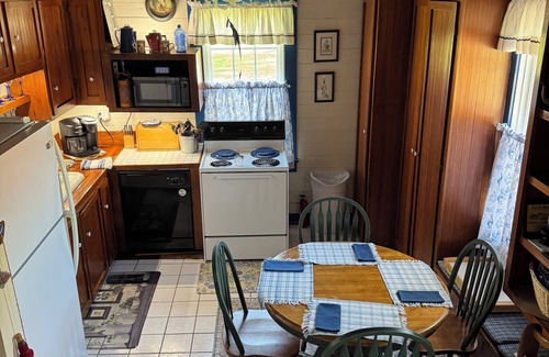 Napoleonville Cabin | Experience the Four Cypress Acadian Cabin - Perfect Getaway