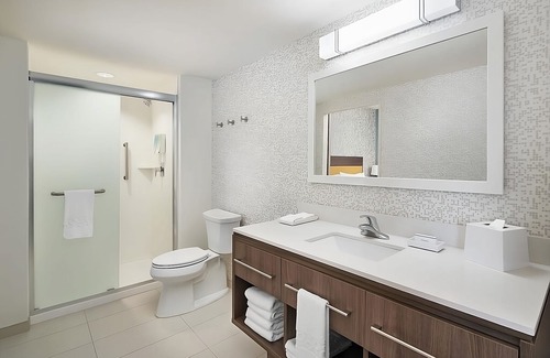 Interchange Square Apartment | Four Family and Friends Unit! Pool, Gym, Free Breakfast and Parking