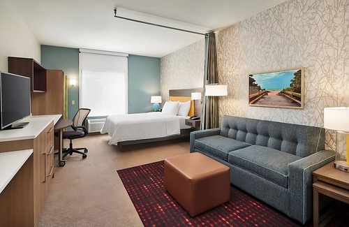 Interchange Square Apartment | Four Family and Friends Unit! Pool, Gym, Free Breakfast and Parking