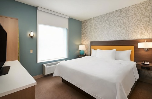 Interchange Square Apartment | Four Family and Friends Unit! Pool, Gym, Free Breakfast and Parking