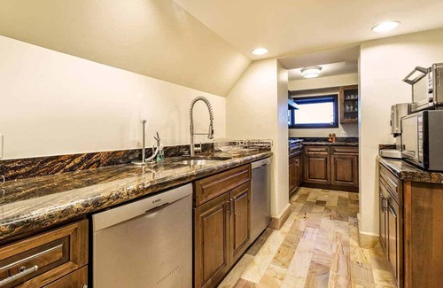 Starwood House | Starwood Estate: Mountain Views & Hot Tub Retreat Awaits