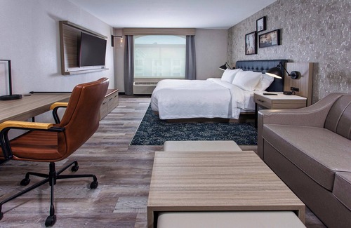 Appleton Hotel | Discover Four Points by Sheraton Appleton with Pool & Spa