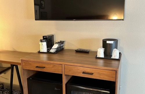 Bedford Hotel | Convenient Stay at Country Inn & Suites, Manchester Airport