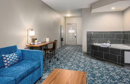 Bedford Hotel | Convenient Stay at Country Inn & Suites, Manchester Airport
