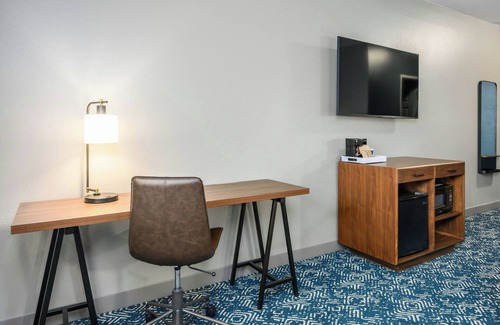 Bedford Hotel | Convenient Stay at Country Inn & Suites, Manchester Airport