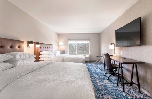 Simonton Lake Hotel | Inviting Four Points by Sheraton Elkhart with Pool & Spa