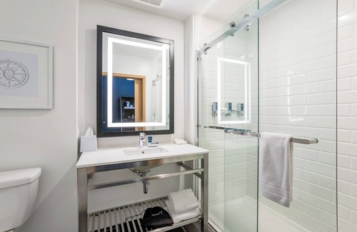 Simonton Lake Hotel | Inviting Four Points by Sheraton Elkhart with Pool & Spa