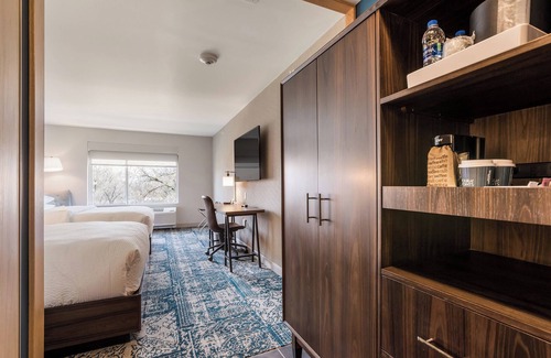 Simonton Lake Hotel | Inviting Four Points by Sheraton Elkhart with Pool & Spa
