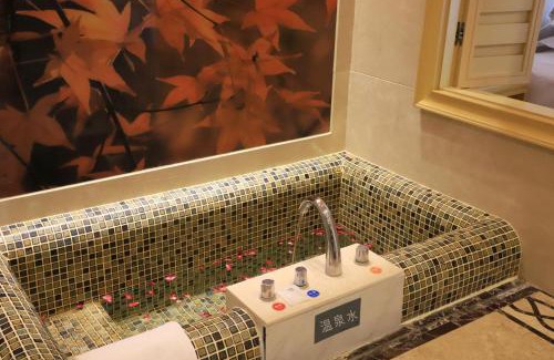 Yuancheng District Resort | Relax at Four Points by Sheraton Heyuan Resort with Spa & Pool