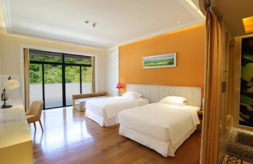 Yuancheng District Resort | Relax at Four Points by Sheraton Heyuan Resort with Spa & Pool