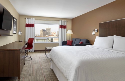 Regina Hotel | Inviting Four Points By Sheraton Regina with Spa & Pool