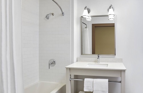 Regina Hotel | Inviting Four Points By Sheraton Regina with Spa & Pool