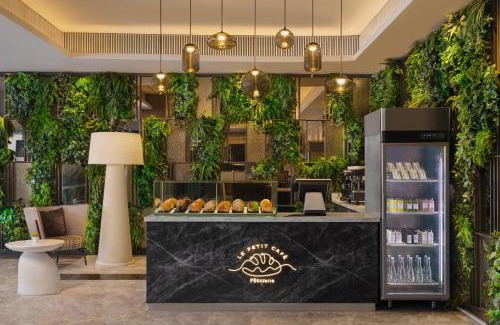 Surabaya Hotel | Premier Four Points by Sheraton Surabaya with Pool & Dining