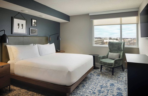 Saginaw Hotel | Comfortable Four Points by Sheraton Saginaw with Pool & Spa