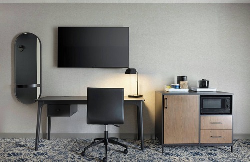Saginaw Hotel | Comfortable Four Points by Sheraton Saginaw with Pool & Spa