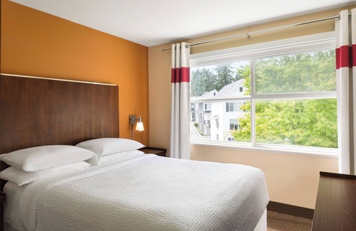 Guildford Hotel | Discover Four Points by Sheraton Surrey: Family-Friendly Retreat