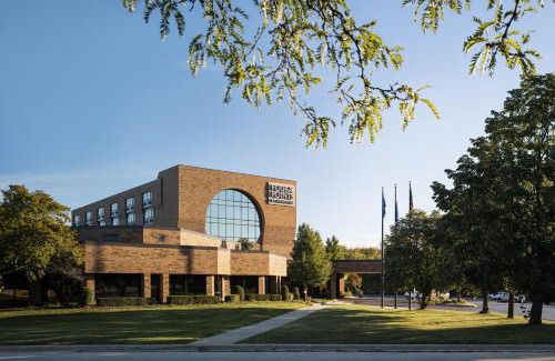 Brown Deer Hotel | Pet Friendly Four Points by Sheraton in Milwaukee North Shore