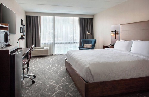 Northeast Philadelphia Hotel | Comfortable Four Points by Sheraton Philadelphia Northeast