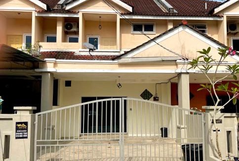 Kampung Kayu Arang House | Cozy Four Rooms Homestay 'A' with Wifi & Smart TV
