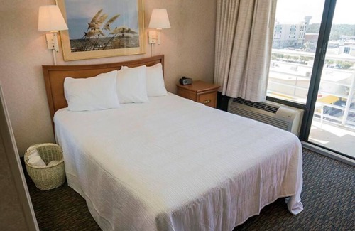Virginia Beach Resort | Oceanfront Four Sails Resort Near the Iconic Neptune Statue