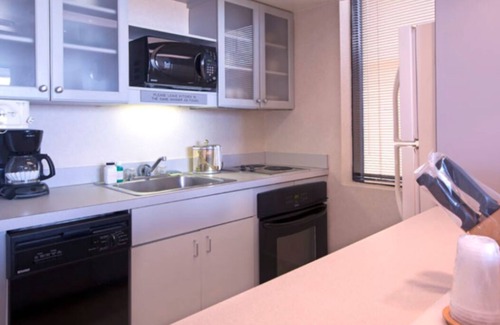Virginia Beach Resort | Oceanfront Four Sails Resort Near the Iconic Neptune Statue