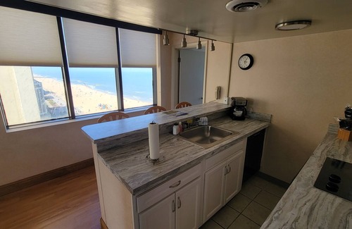 Northeast Virginia Beach Resort | Relaxing Ocean View at Four Sails Resort with Spa & Pool