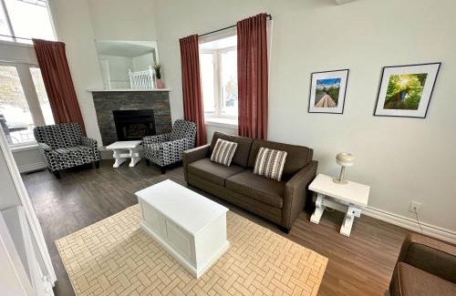 Collingwood House | Family-Friendly Four Season Retreat with Pool Access