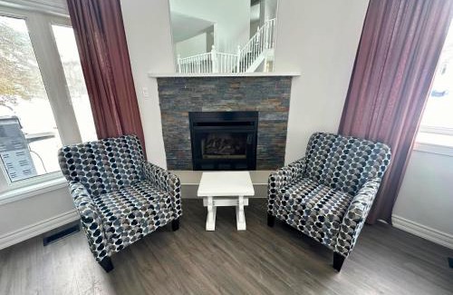 Collingwood House | Family-Friendly Four Season Retreat with Pool Access