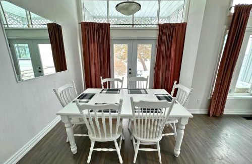Collingwood House | Family-Friendly Four Season Retreat with Pool Access