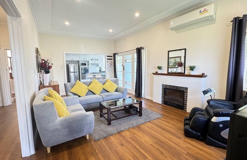 Bentleigh House | Spacious Four Season Home - Perfect for Big Groups Near Beach