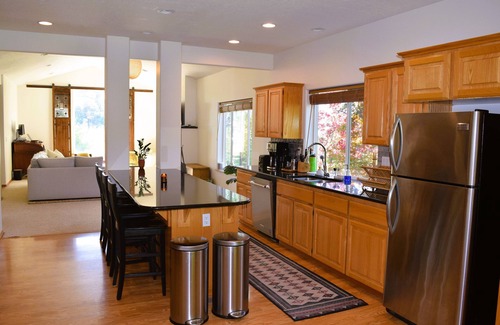 Parkdale House | Inviting Four Season Home Base Near Mt. Hood & Wineries