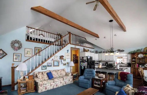 Ludlow House | Scenic Lake Rescue Retreat: Ski, Golf & Spa Getaway