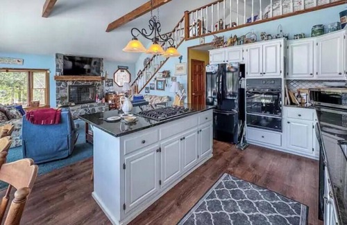 Ludlow House | Scenic Lake Rescue Retreat: Ski, Golf & Spa Getaway