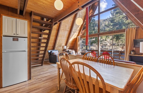June Lake Cabin | Exceptional Four Seasons Cabin 4: Pet-Friendly Retreat