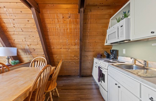 June Lake Cabin | Exceptional Four Seasons Cabin 4: Pet-Friendly Retreat