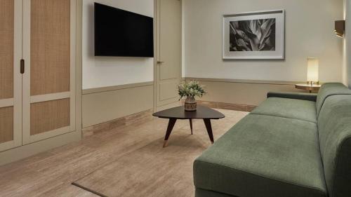 Surfside Hotel | Experience Elegance at Four Seasons Hotel, Oceanfront Bliss