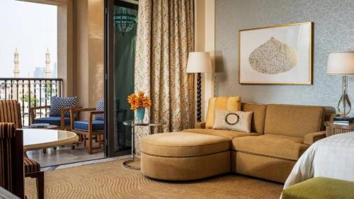 Jumeirah Resort | Experience Five-Star Luxury at Four Seasons Dubai Beach
