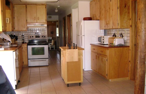 Eagle Nest Cabin | Discover Four Toes Mountain Lodge: Ideal for Skiing & Hiking