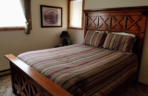 Eagle Nest Cabin | Discover Four Toes Mountain Lodge: Ideal for Skiing & Hiking