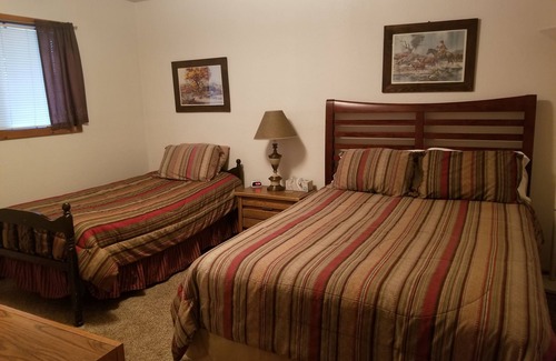 Eagle Nest Cabin | Discover Four Toes Mountain Lodge: Ideal for Skiing & Hiking