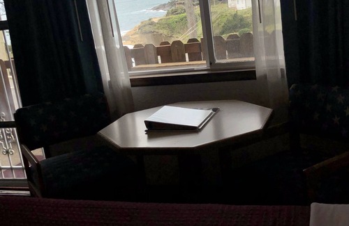 Depoe Bay Hotel | Oceanfront Four Winds Motel with Breakfast and Family Amenities