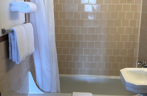 Depoe Bay Hotel | Oceanfront Four Winds Motel with Breakfast and Family Amenities