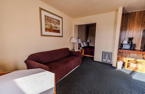Depoe Bay Hotel | Oceanfront Four Winds Motel with Breakfast and Family Amenities