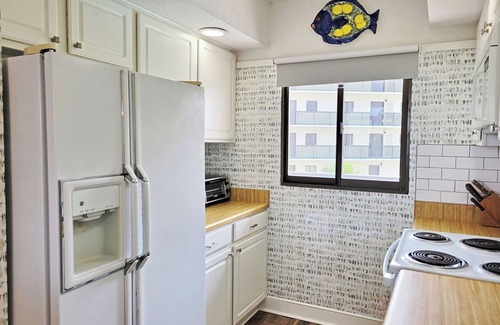 North Litchfield Beach Condo | Coastal Condo Retreat with Pool, Balcony and Ocean Views