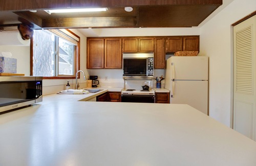 Sisters Condo | Fourth Sister Getaway Condo: Cozy Retreat with Pool & Spa